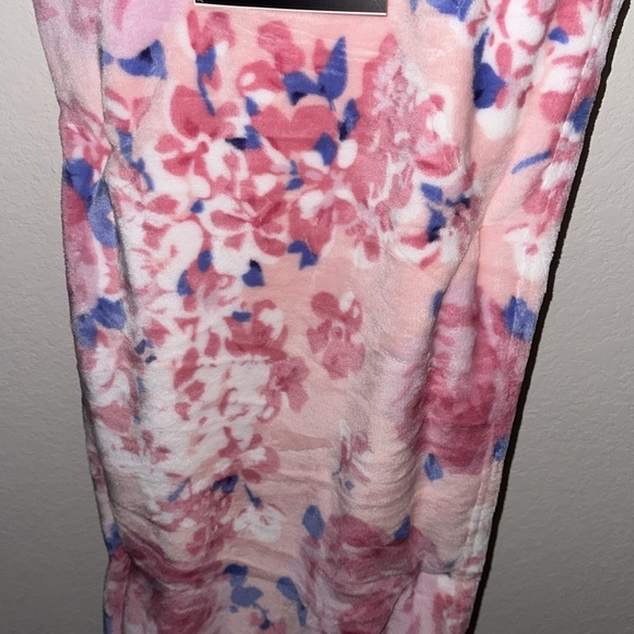 BETSEY JOHNSON TWIN xl ULTRA SOFT PLUSH BLANKET - Picture 5 of 14